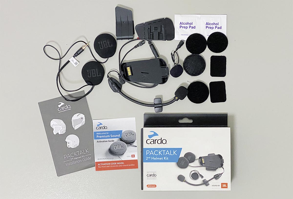 Lieferumfang beim Cardo Zweithelm-Einbausatz Lieferumfang beim Cardo Zweithelm-Einbausatz
