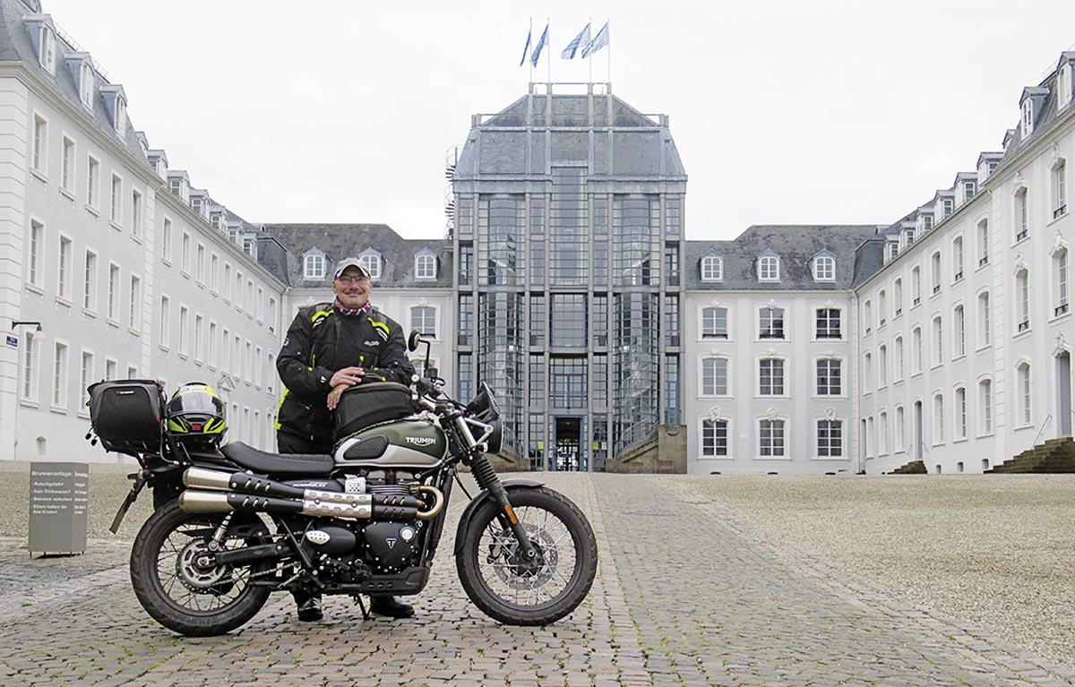 Triumph Street Scrambler vor dem Schloss Saarbrücken