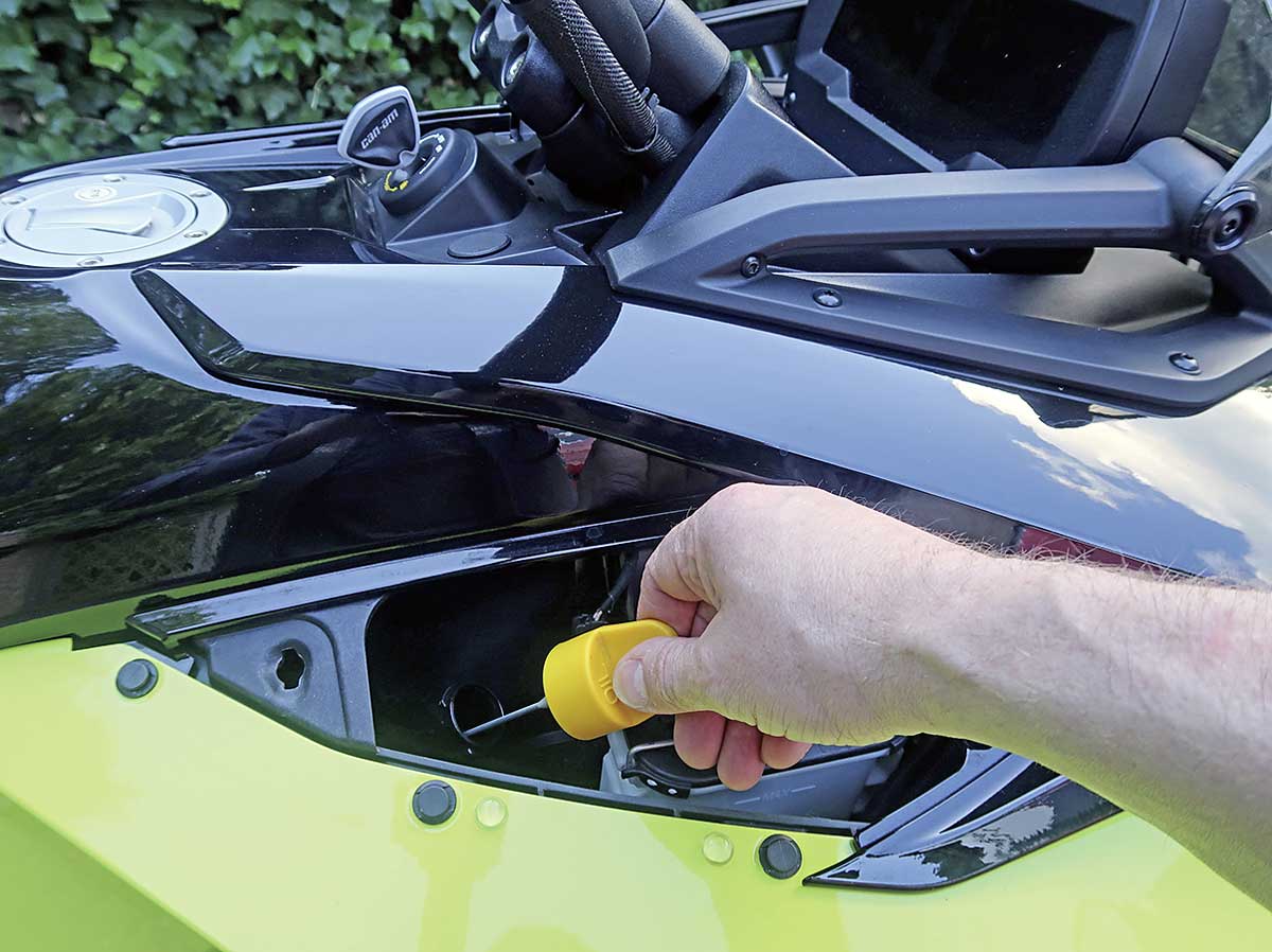 Ölpeilstab unter dem rechten Seitendeckel Ölpeilstab unter dem rechten Seitendeckel