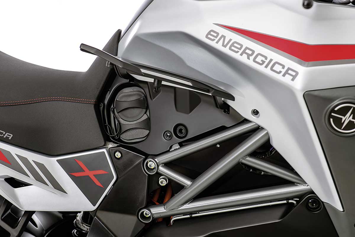 Energica Experia - Praxisgerechter seitlicher Ladeanschluss