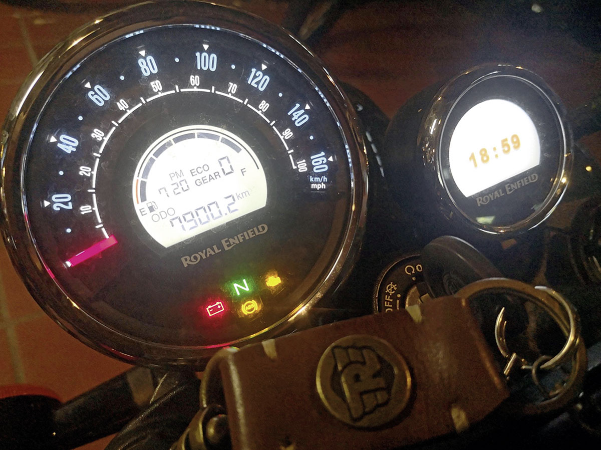 Übersichtlich - das Cockpit und der "Tripper" (rechts)