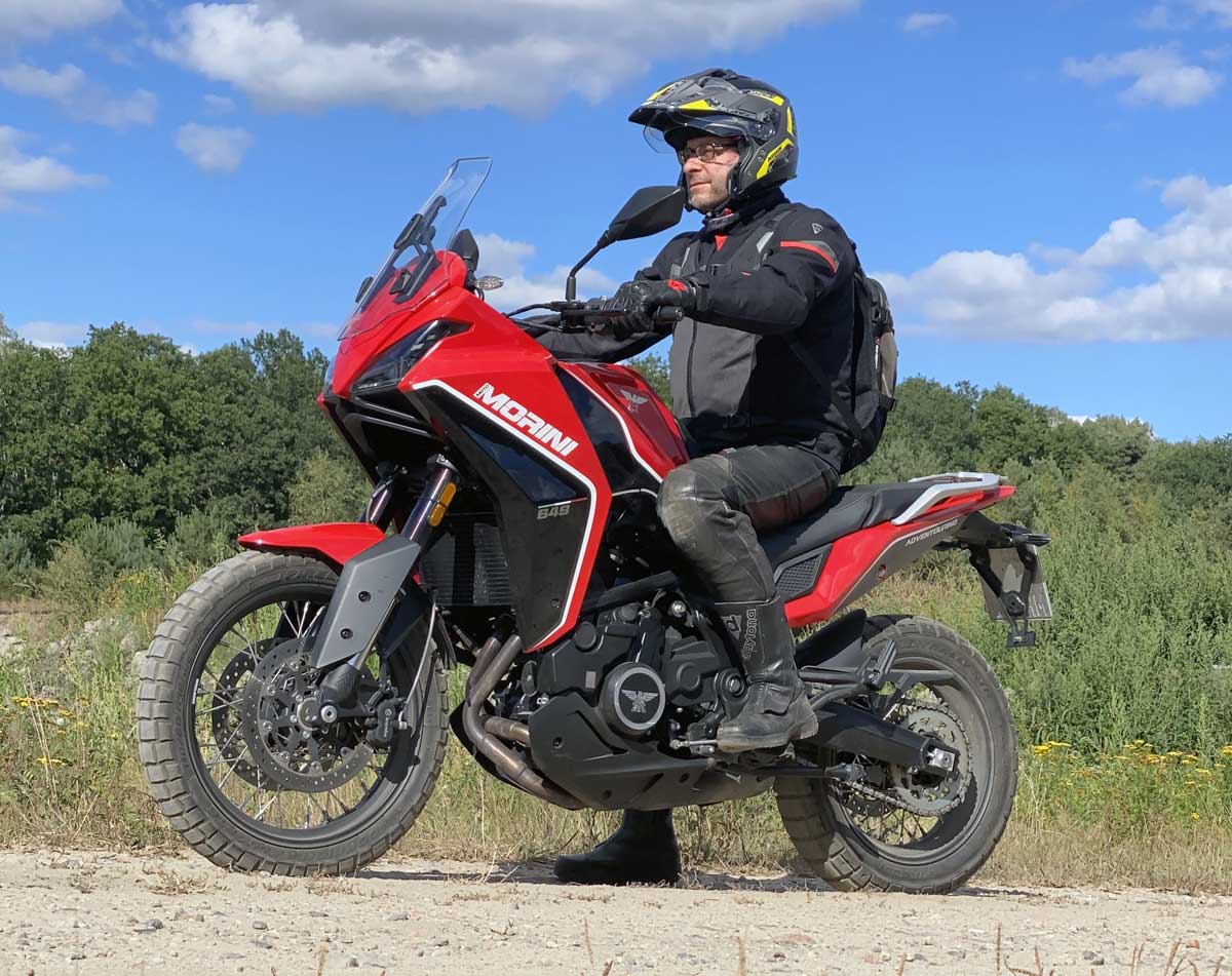 Moto Morini X-Cape 650 - Angenehme Sitzposition, guter Stand auch für kleinere Fahrer Moto Morini X-Cape 650 - Angenehme Sitzposition, guter Stand auch für kleinere Fahrer