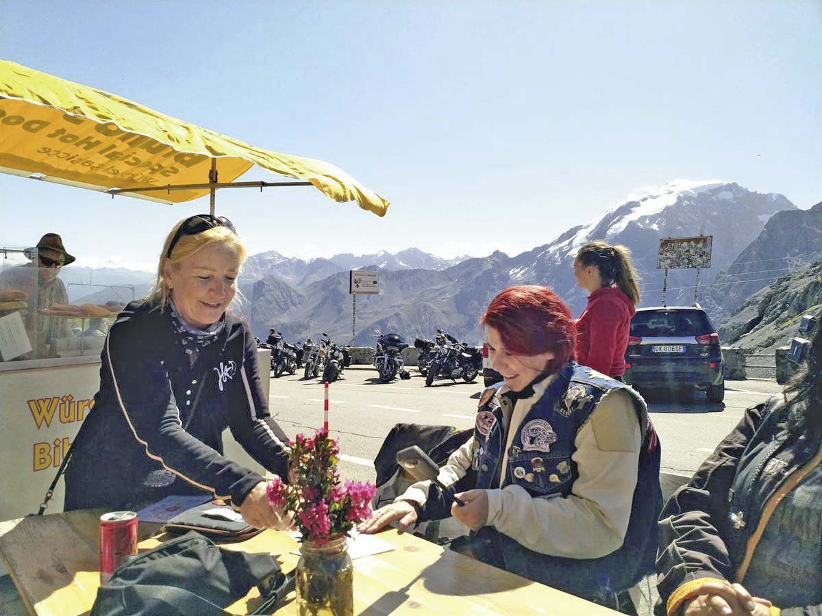 Belohnung: Conny übergibt das Zertifikat