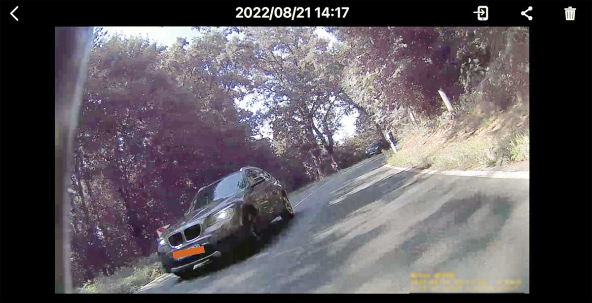 Frontkamera - da schnitt der PKW glatt die Kurve (Daten unkenntlich gemacht)