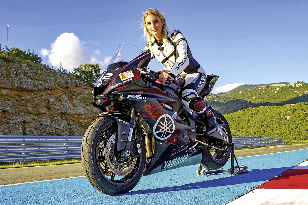Nina mit ihrer Yamaha R6 Nina mit ihrer Yamaha R6