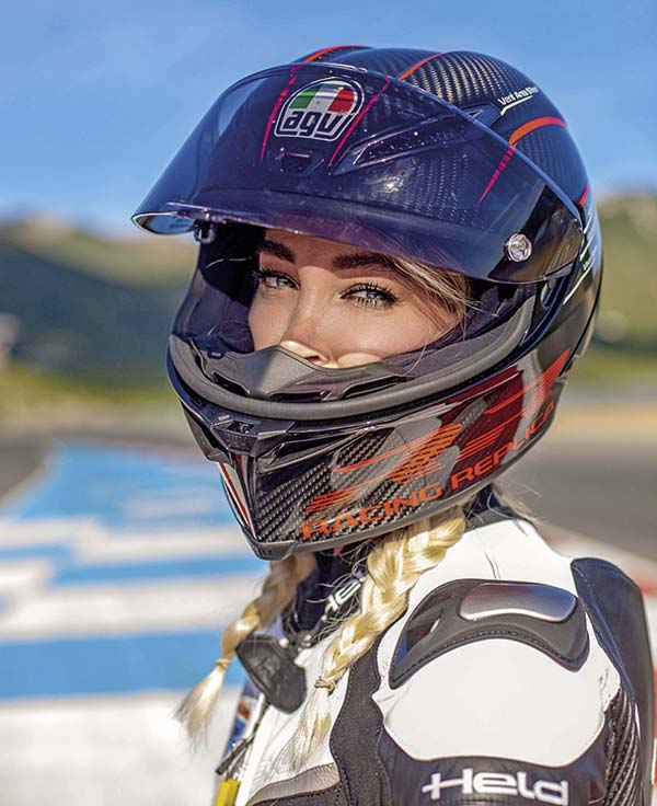 Nina aka @mopedbiene Nina aka @mopedbiene