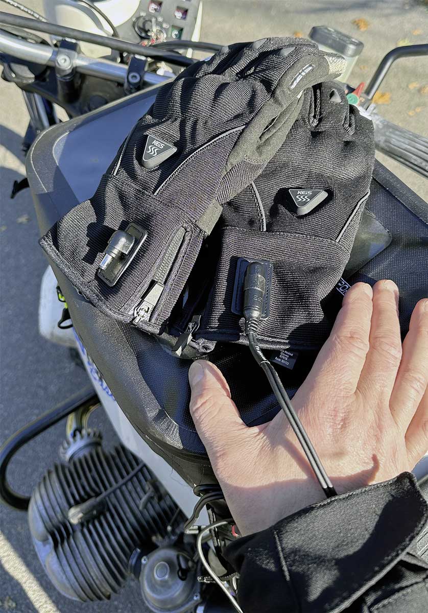 Die Handschuhe können an der Jacke angeschlossen werden, verfügen aber über eine eigene Heizstufen-Regelung. 