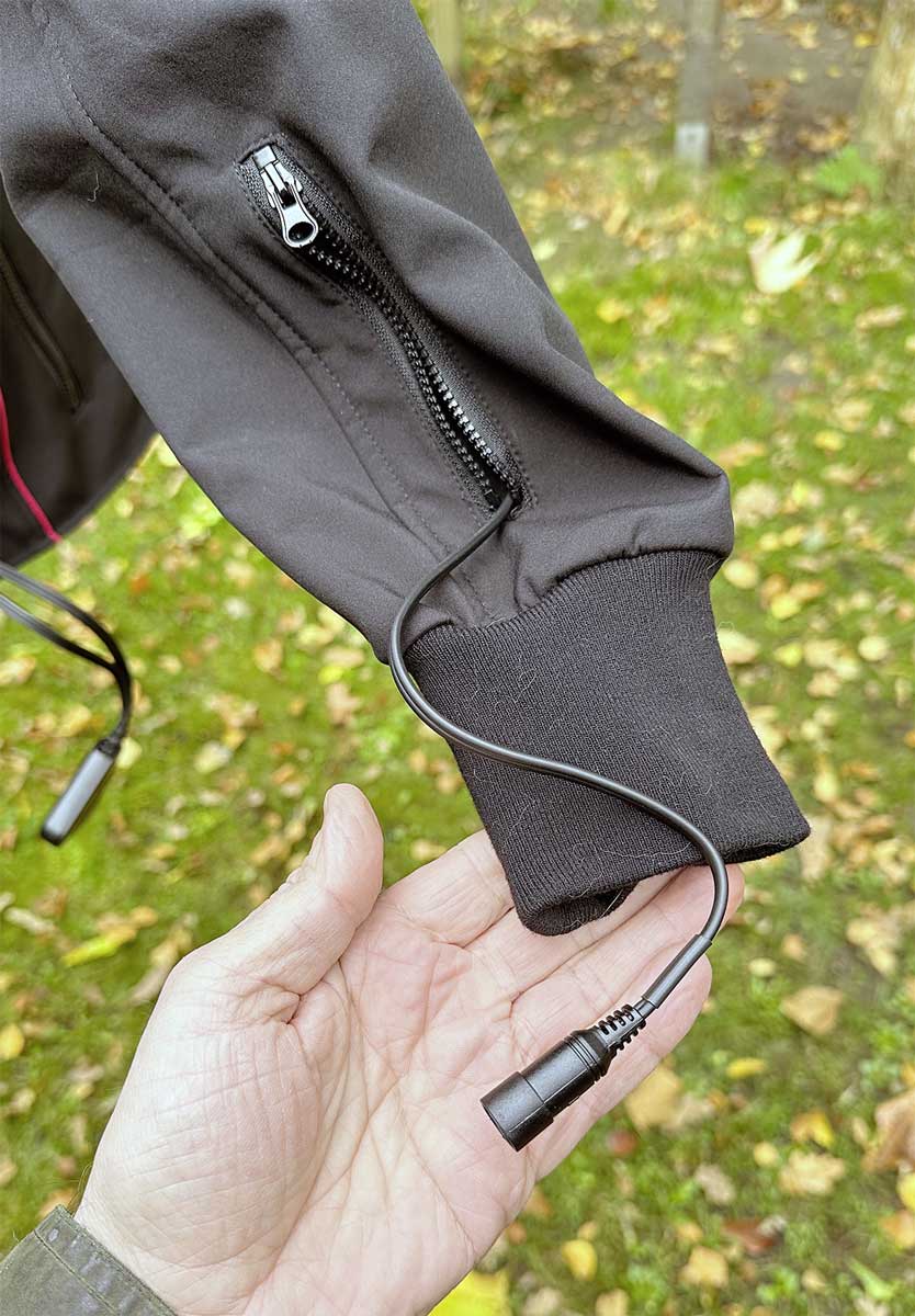 Die Kabel verschwinden hinter Reißverschlüssen.