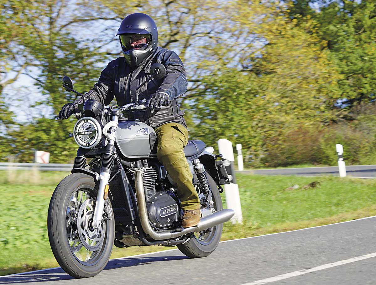 Landstraßensurfen mit der Cromwell 1200 Landstraßensurfen mit der Cromwell 1200