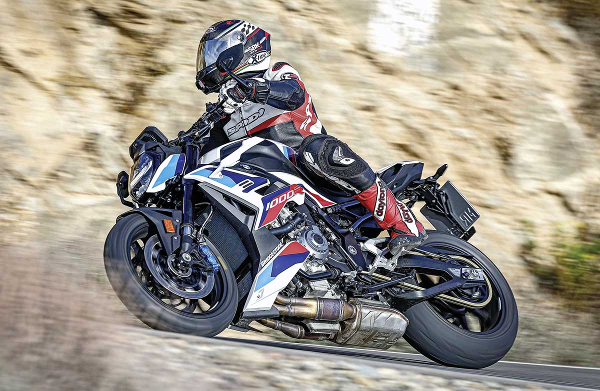 BMW M 1000 R auf der Landstraße 