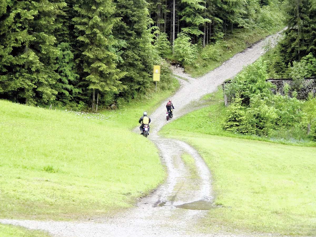 Fast lautlos geht es über Wirtschaftswege