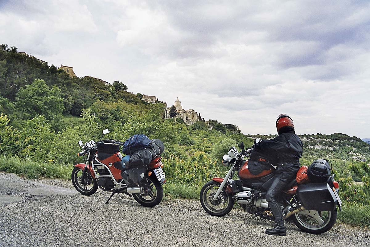 Nicht immer fährt er das größere Motorrad. Hier reicht ihm die 450er