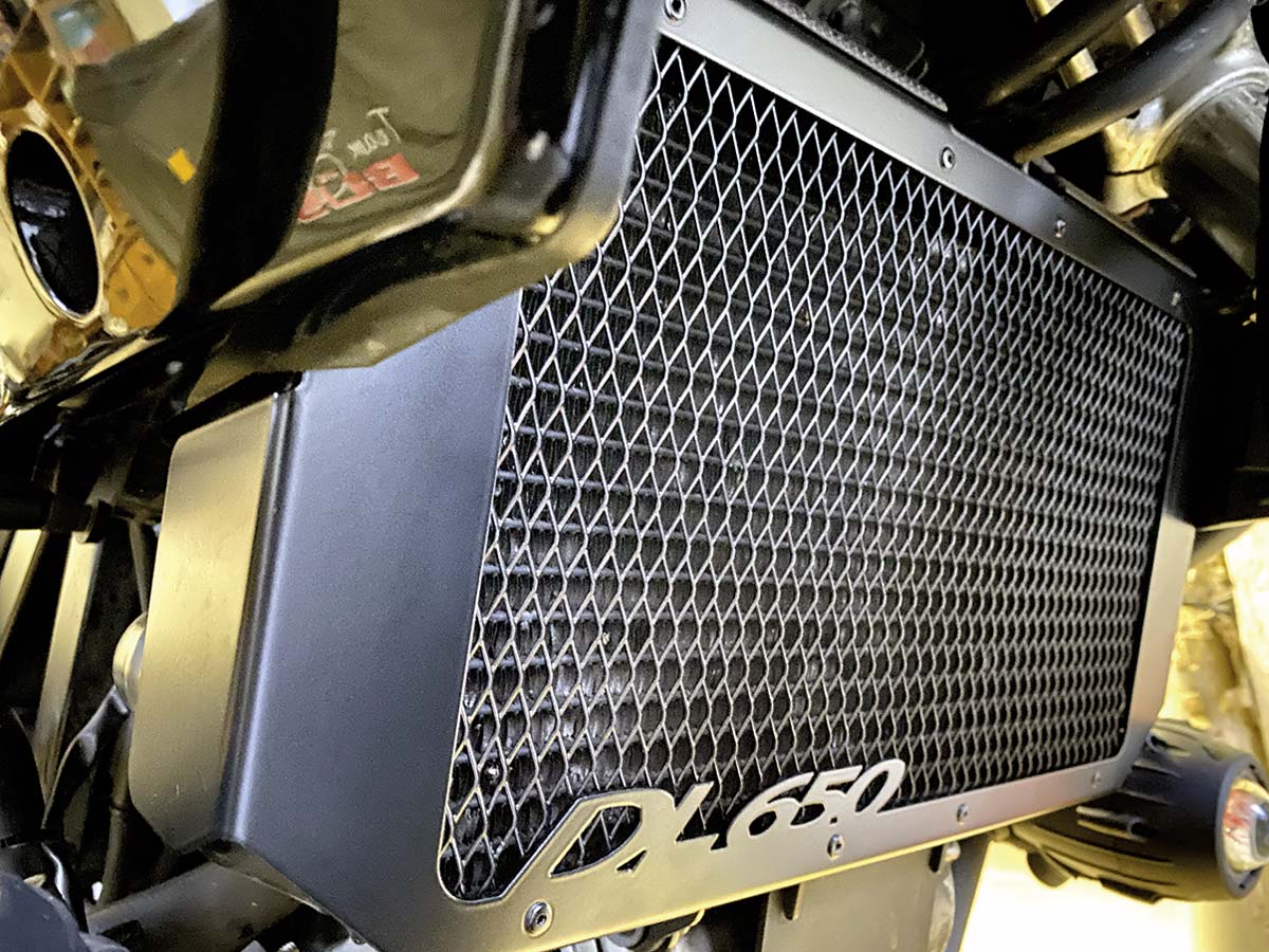 Hinter Gittern: Kühlerschutz gegen Steinschlagschäden