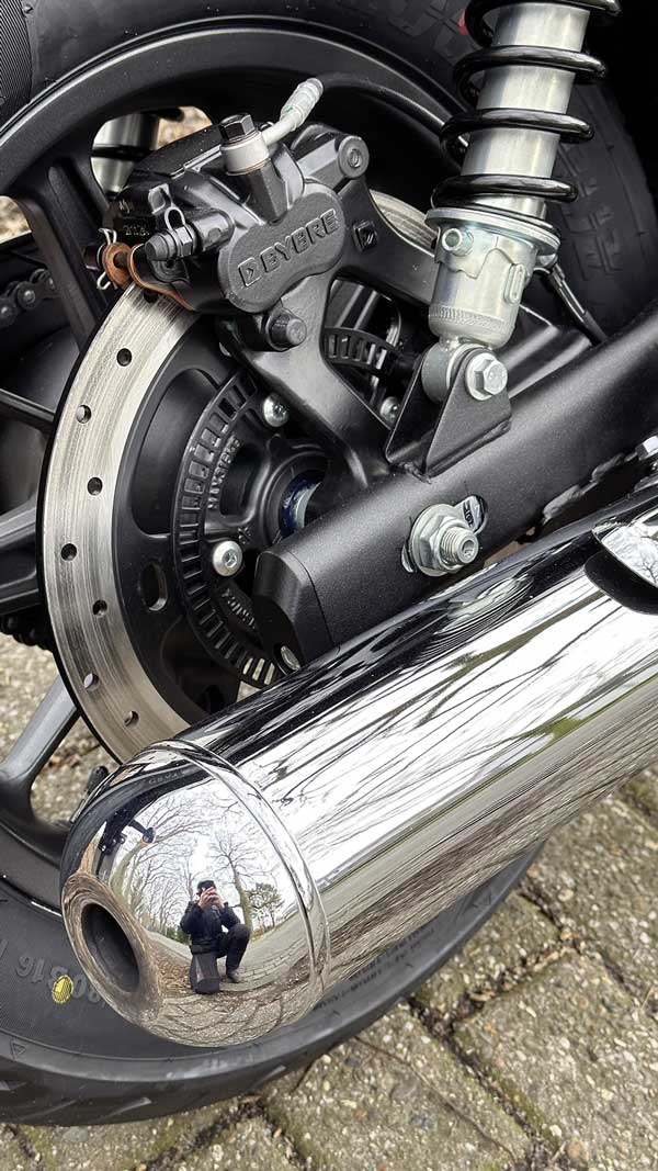 Federbeinverstellung, ABS und schicke Ausfuffendkappen