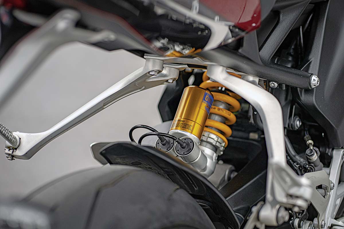 Vorne und hinten: elektronisch gesteuerte Öhlins-Dämpfer Vorne und hinten: elektronisch gesteuerte Öhlins-Dämpfer