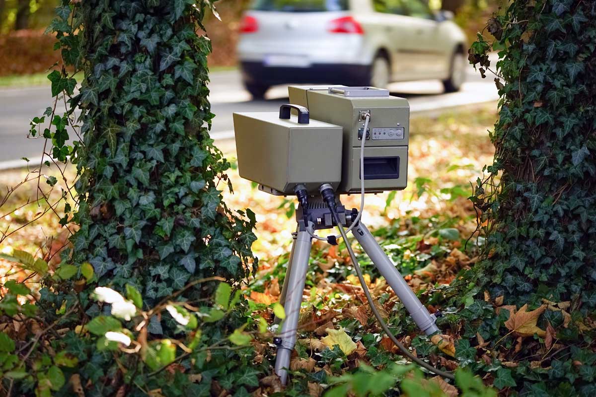Moderne Anlagen zur Geschwindigkeitskontrolle ermöglichen auch die Erfassung des hinteren Kennzeichens (Quelle Adobe Stock)