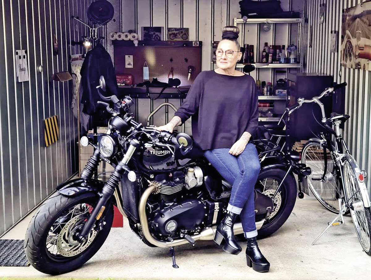 Starke Frau - starkes Bike. Billa mit ihrer Triumph