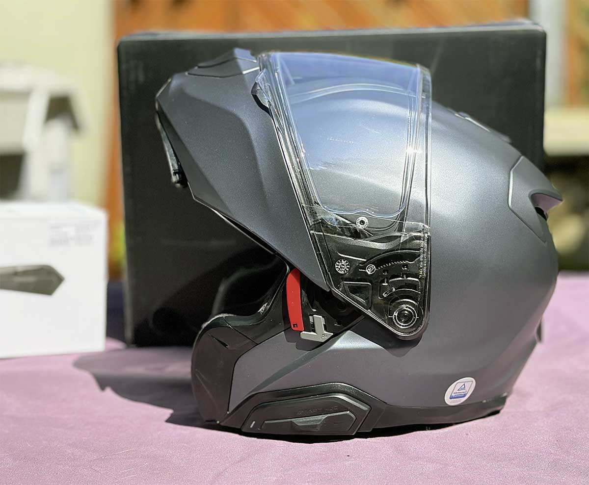 Aufgeklappt eng anliegendes Kinnteil