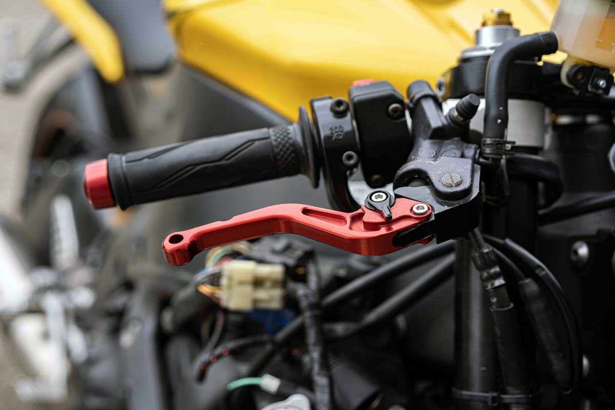 Anbauteile wie Brems- und Kupplungshebel sind oft legal, müssen aber eingetragen sein. Alternativ ist das Mitführen der ABE möglich.