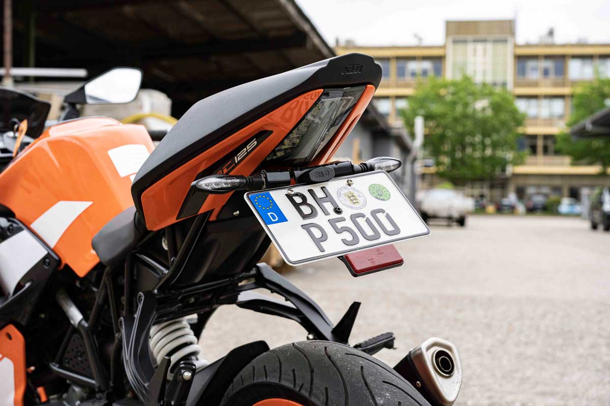 Umgebaute Kennzeichenhalter zählen zu den häufigsten Änderungen, die an einem Serienmotorrad vorgenommen werden.