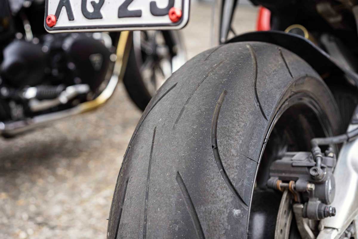 Ein abgefahrener Reifen ist nicht nur ein Sicherheitsrisiko, sondern schlägt im Fall einer Kontrolle auch mit 60 Euro Bußgeld und einem Punkt ins Flensburg zu Buche