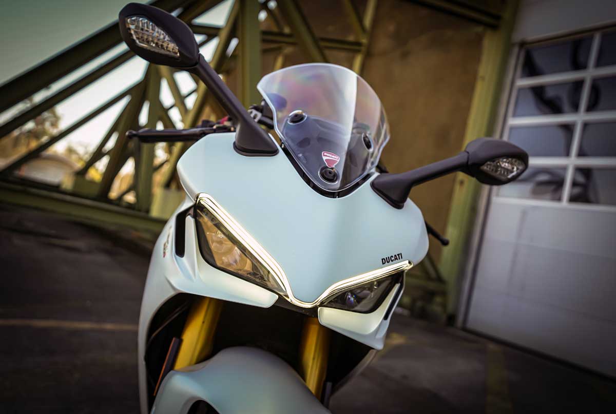 An vielen aktuellen Motorrädern wie der Ducati Supersport 950 S sorgen Tagfahrlichter für mehr Sichtbarkeit.