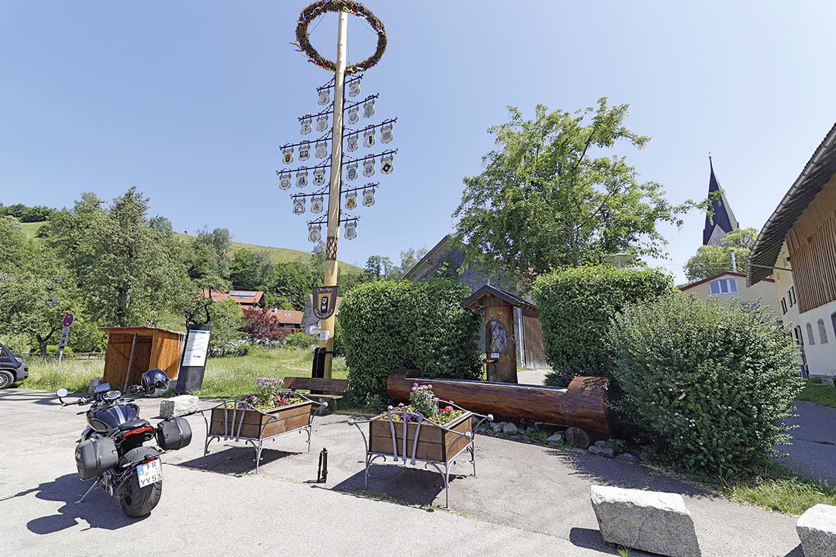 Tradition verpflichtet: Fast in jeder Ortschaft steht ein Maibaum, wie hier in Missen-Wilhams ein besonders schönes Exemplar.