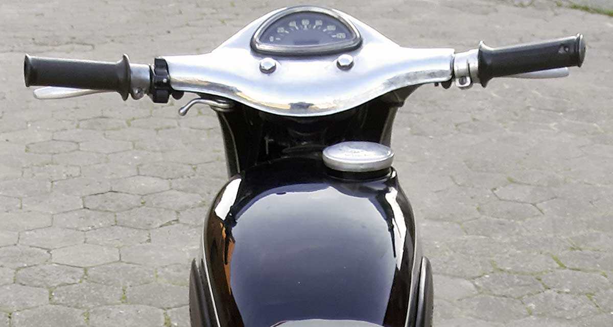 Schlichtes Cockpit der RT 175 VS