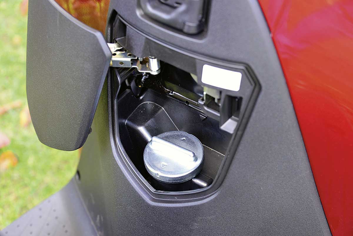 Tankdeckel in der Schürze statt unter dem Sitz