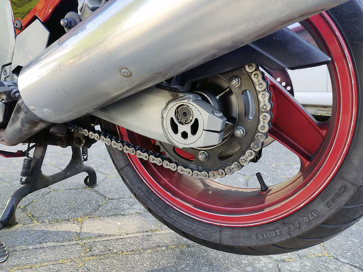 Stabile Schwinge mit Exzenter für die Kettenspannung