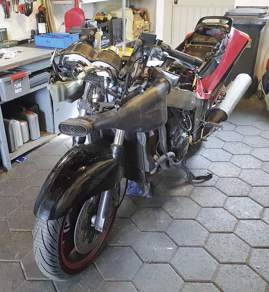 Der lange Schnorchel führt zum Luftfilterkasten