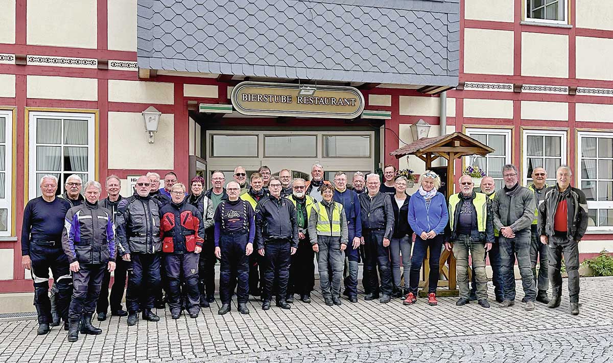 Gruppenfoto vor dem Hotel 3 Rosen