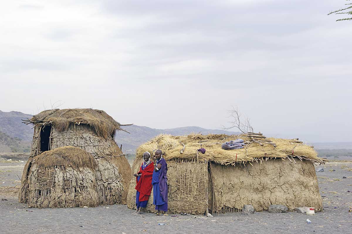 Massai vor einer Boma