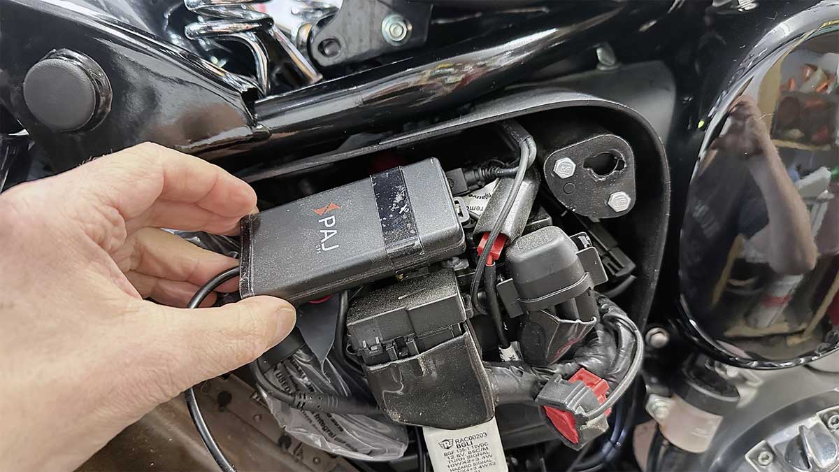 Einbau des Trackers in eine Royal Enfield 350 Classic