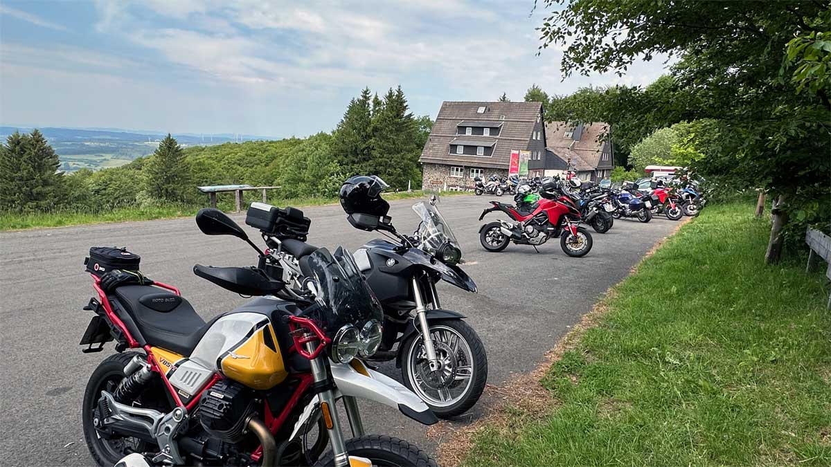 Pause beim Naturfreundehaus auf dem Hohen Meißner