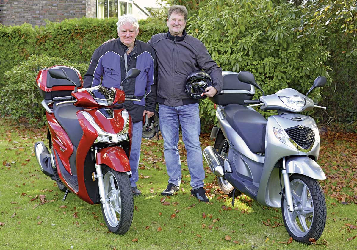 Familientreffen: Vater und Sohn van Senden und die beiden Honda SH