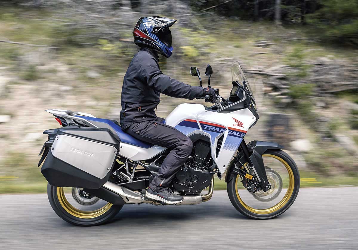 Gelungene Reminiszenz: Tri-Color und goldene Felgen