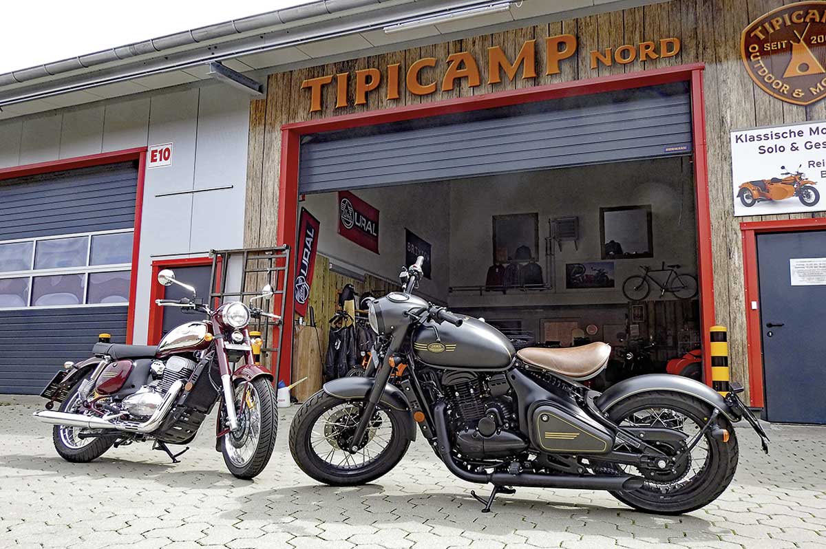 Auch cool: die mattschwarze Jawa 350 CL Pérák mit Solositz