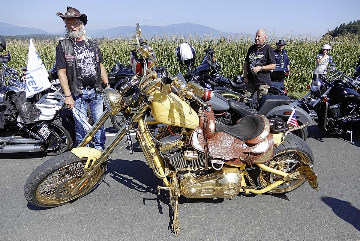 Skurrile Bikes und Typen bei der Parade