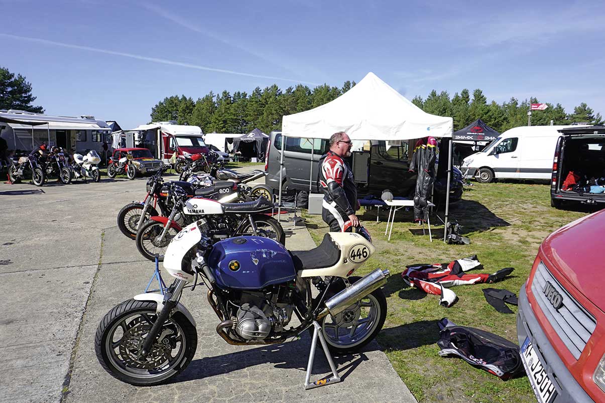 Auf Tour im offenen Fahrerlager
