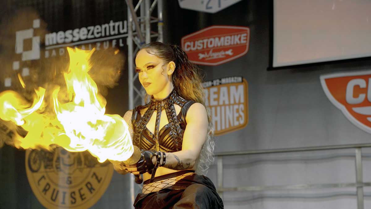 Die „Fuel Girls“ heizen den Besuchern ein 