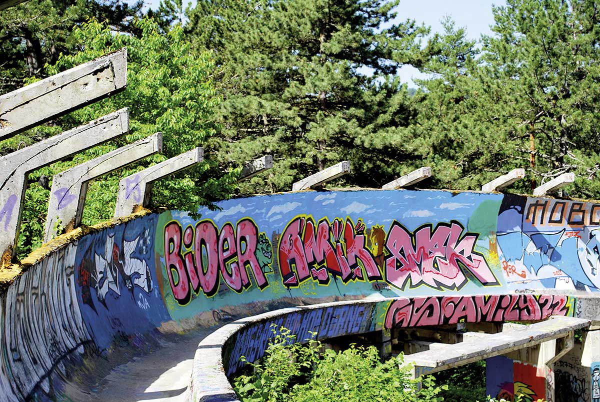 Die zerstörte und von Graffitis übersäte Bobbahn der olympischen Winterspiele von 1984 auf dem Berg Trebević