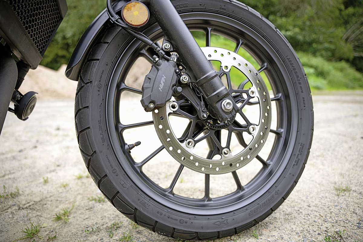 Die 310er Scheibe am 19-Zoll-Vorderrad verzögert ordentlich