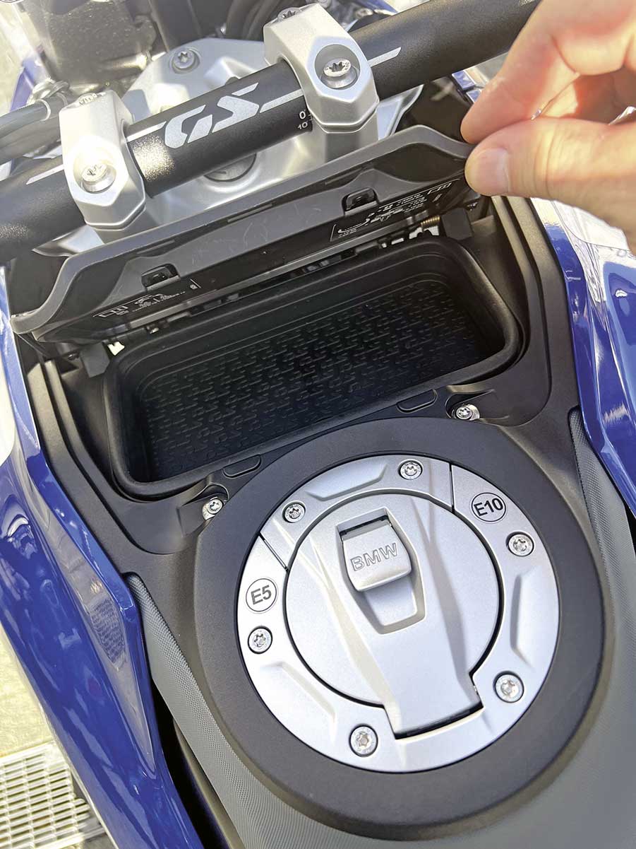 Handy-Fach mit USB Anschluss im Tank