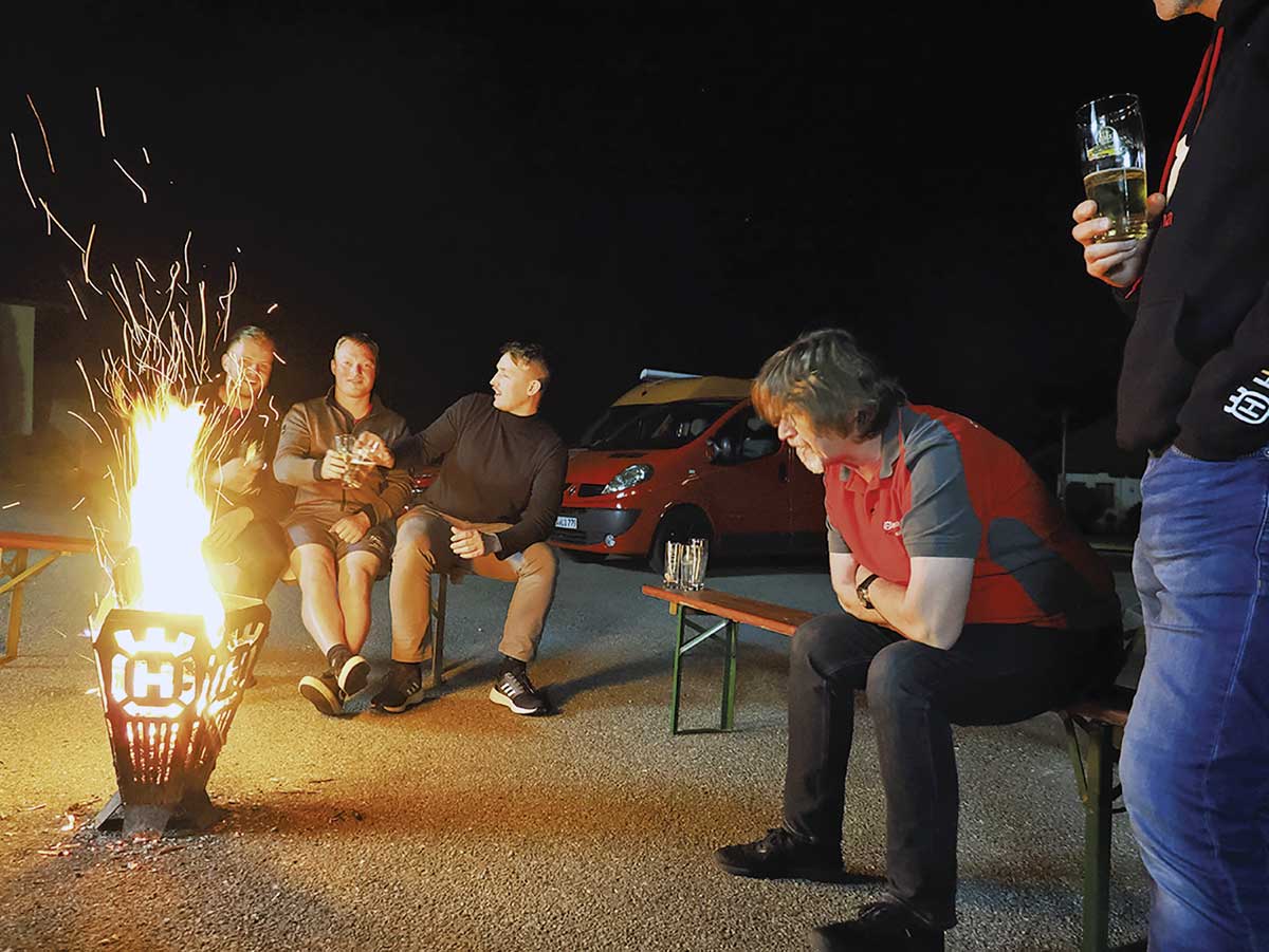 Auch zu später Stunde lodert noch die Husqvarna Flamme