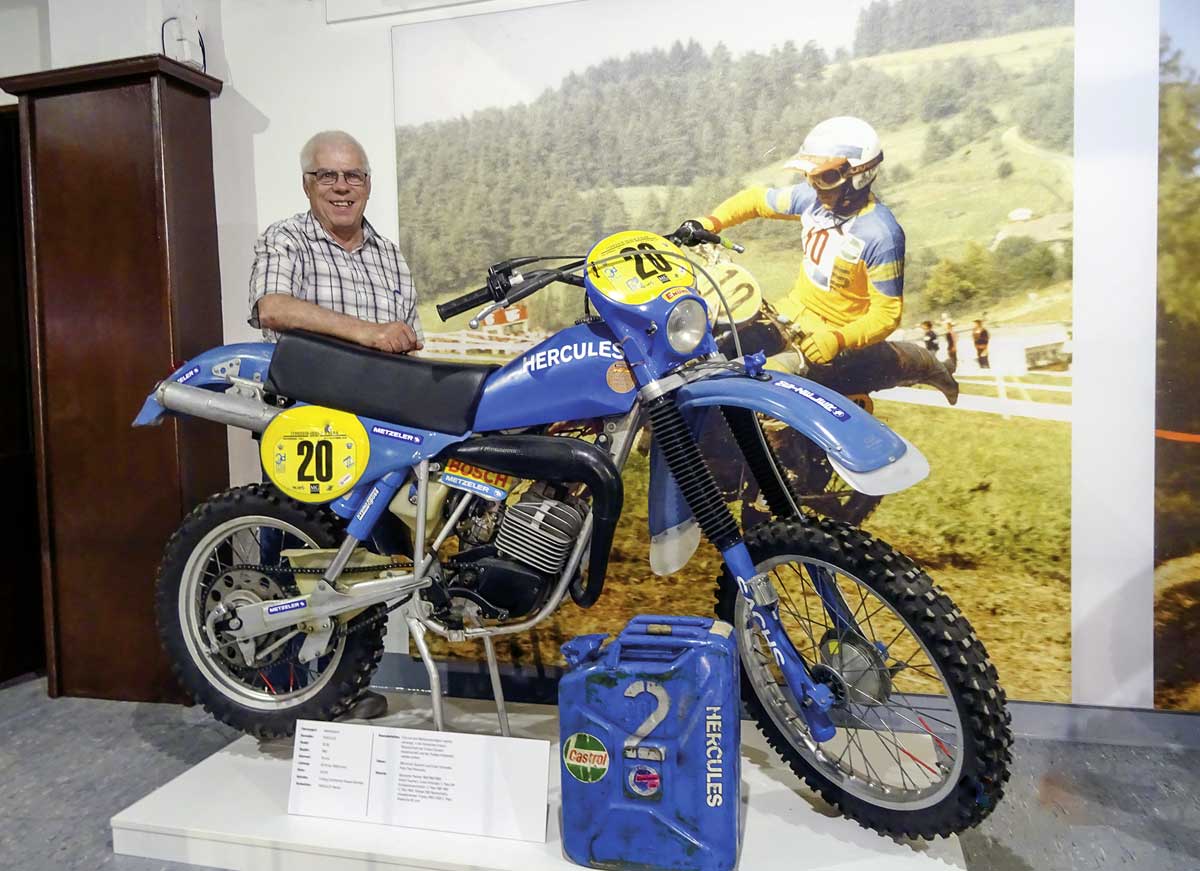 Drei Originale: Fahrer Arnulf Teuchert, seine ausgestellte Meistermaschine, dazu der Original Hercules Werkskanister.