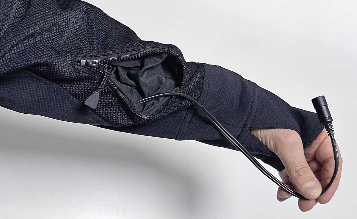 Anschlusskabel für Heizhandschuhe befinden sich in den Ärmeln