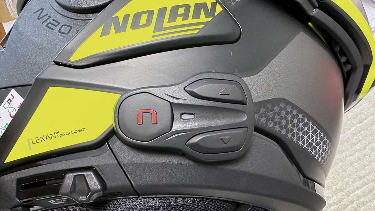 Das N-Com Bedienteil liegt eng an der Helmschale