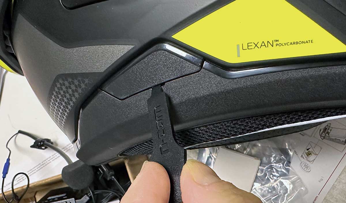 Vorher hebelt man 2 Abdeckplatten raus