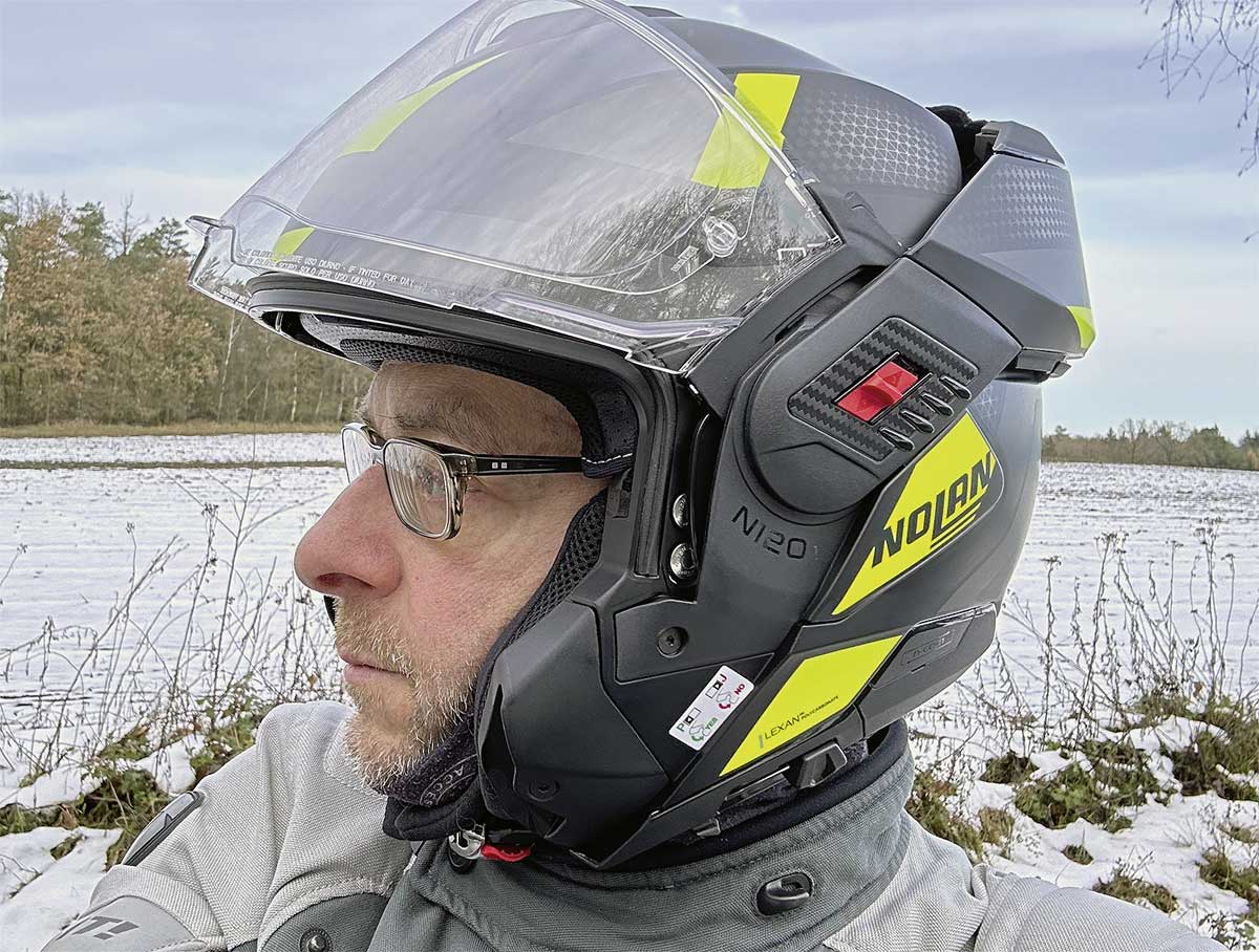 "Flip back" - das Kinnteil lässt sich nicht nur aufklappen sondern nach hinten schwenken